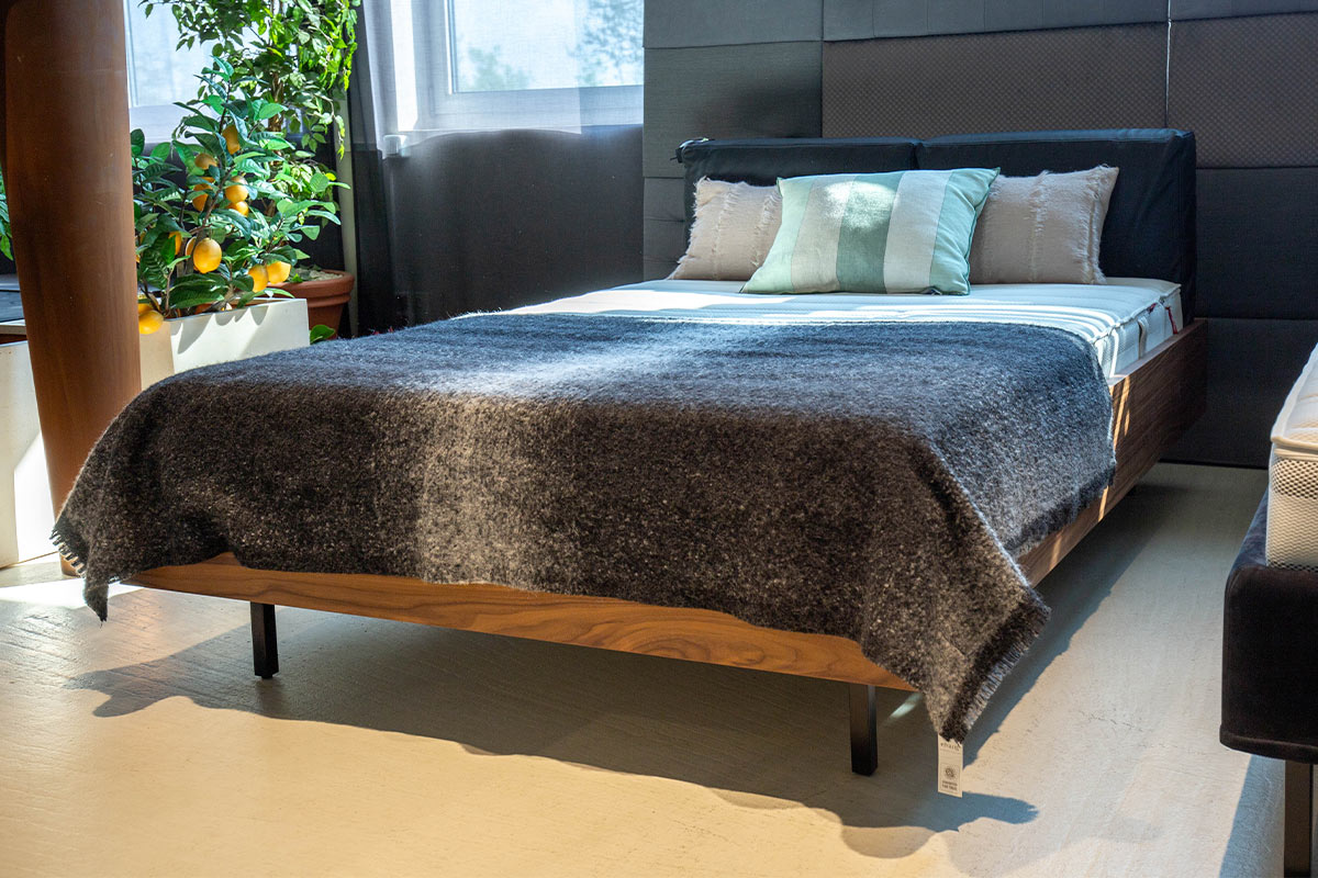 Bett Arcpad inkl. Lattenrost und Matratze von Cramer Holzmanufaktur im Sale